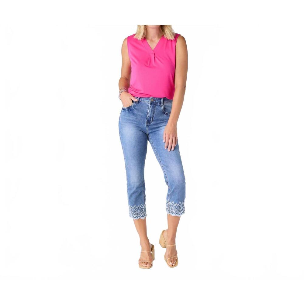 NEW COCO + CARMEN everstretch straight with bottom embroidery capri jeans in med